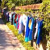 Местная laundry: одежда сушится прямо на улице