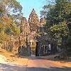 Ворота Ангкор Тома... Но о нем в другой раз, туда 