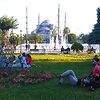 Народ отдыхает в сквериках между Голубой Мечетью и