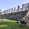 Площадь тысячи колонн (Plaza de las Mil Columnas).