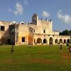 Монастырь сисаль (Convento de Sisal) в лучах заход... Монастырь сисаль (Convento de Sisal) в лучах заход
