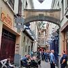 Закоулок с изрядно подвыпившими посетителями кафеш... Закоулок с изрядно подвыпившими посетителями кафеш