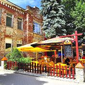 Уютные кафешки приглашают в гости.