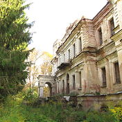 Усадьба располагается на берегу речки Течи. Найти
