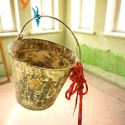 Забавная инсталляция - подвешенные ведра.