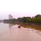 Река через которую проходит мост Nawarat, где и на