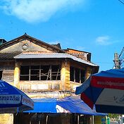 Напротив кафешки, в которой обедали, вот такой кол
