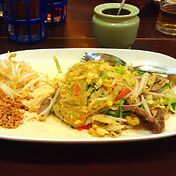 Этот не самый вкусный Пад Тай стоит 60 бат, что ро
