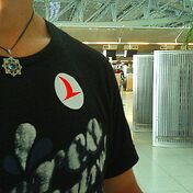 В аэропорту нас наградили почетными значками секты