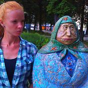 - Петровна, ты посмотри на Люську, ишь какую корот