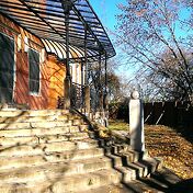 Крыльцо, похожее на парадное, расположено с против