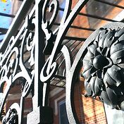 Текстурно-витиеватые украшения видимо довольно све