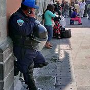 Полицейские в центре города стоят буквально через