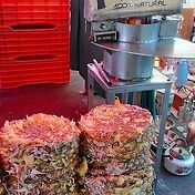 Эта лохматая кучка - выжатые ананасы, из которых д