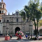 Через дорогу расположилась церковь San Juan Bautis