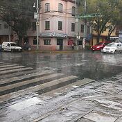 Внезапно набежали тучки и загнали нас под навес ка