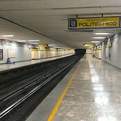 Пустынность метро обманчива. Народ в вагонах все-т