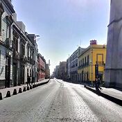 Утренний город встречает пустынными улочками. Часо