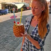 Кокосовое молоко, размолотый лед, вишенки, зонтик
