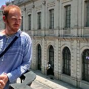 Андрюсикс взирает с высоты второго этажа Музея иск