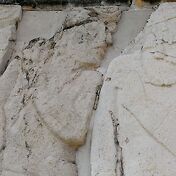 Во дворике под навесами припрятаны элементы барель