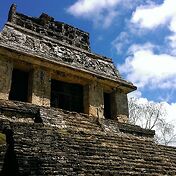 Знаменитый Храм Солнца (Templo del Sol), увенчанны