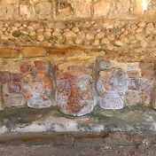 За площадкой для игры находится Храм Маски (Templo