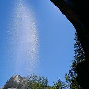 Водопады также представляли собой печальное зрелищ