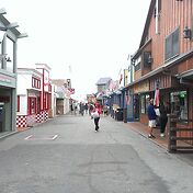К пристани провожает ряд кафешек, полных морепроду