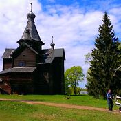 На переднем плане красуется церковь Рождества Бого