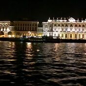 Бесконечная набережная Невы и дворцы, дворцы, двор