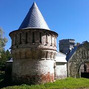 Вот и тот самый городок, обнесенный стеной, местам