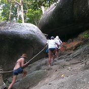 Самые ленивые остались на пляже купаться и загорат
