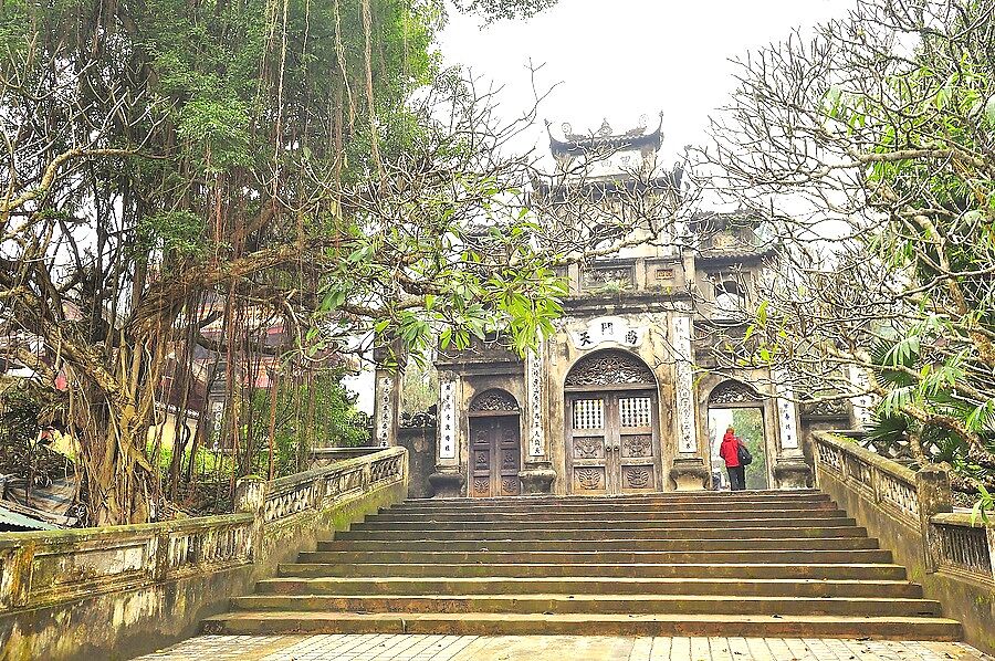 Пагода находится в 70 км от центра Ханоя.