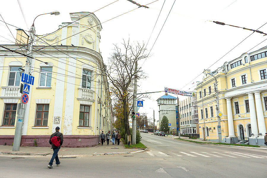 В городе много старых домов. Многие из них внешне 