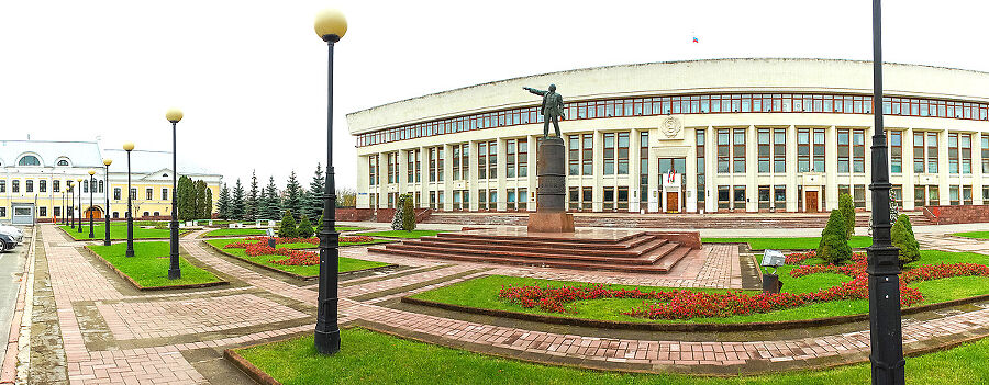 Калужский "Белый дом". Местные шутят: "Ленин указы