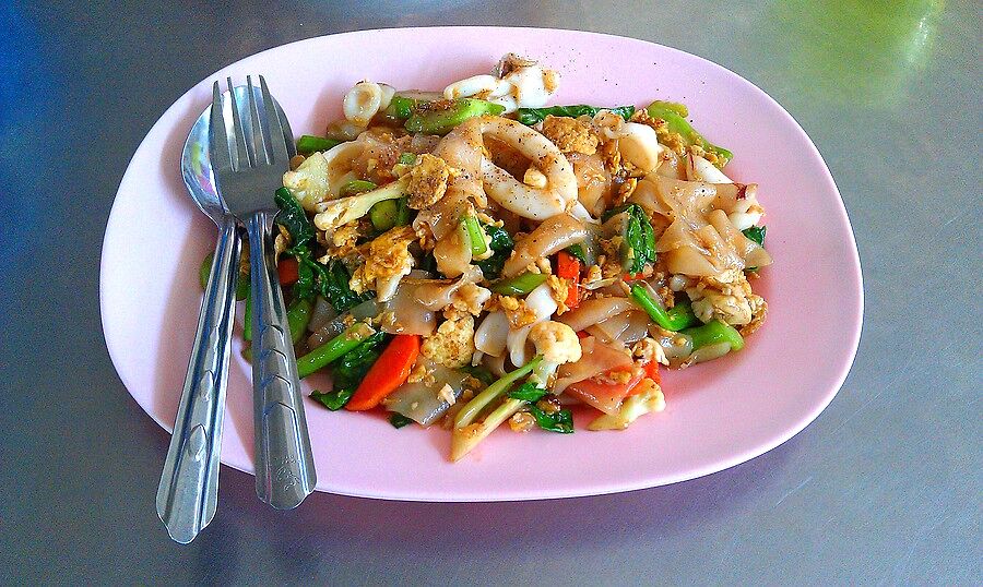 Еще одно блюдо тайской кухни: лапша с морепродукта