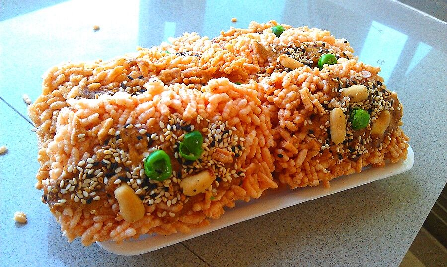 Вкусненький десерт из воздушного риса с орешками,