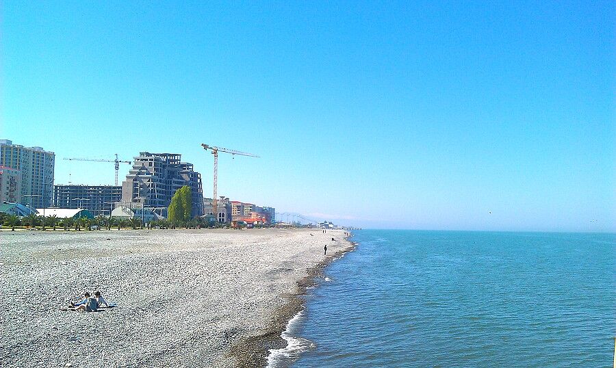 Море сегодня было синее и спокойное. Вновь резвили