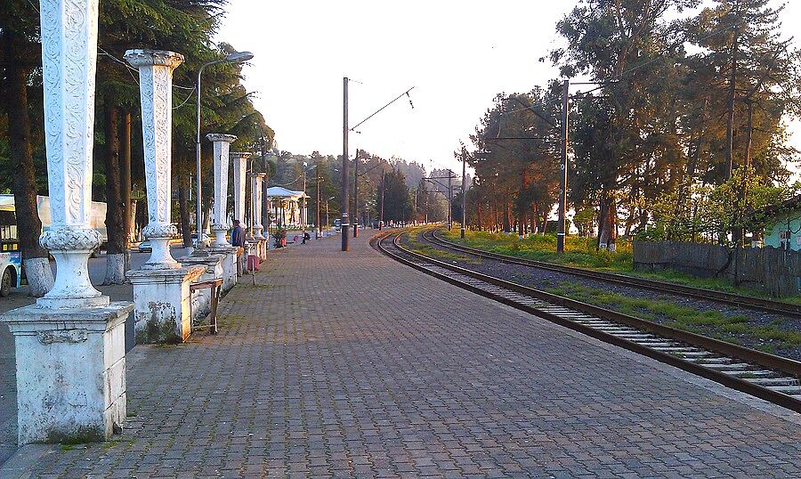 В самом Батуми ж/д вокзала нет. Он находится в 5-7