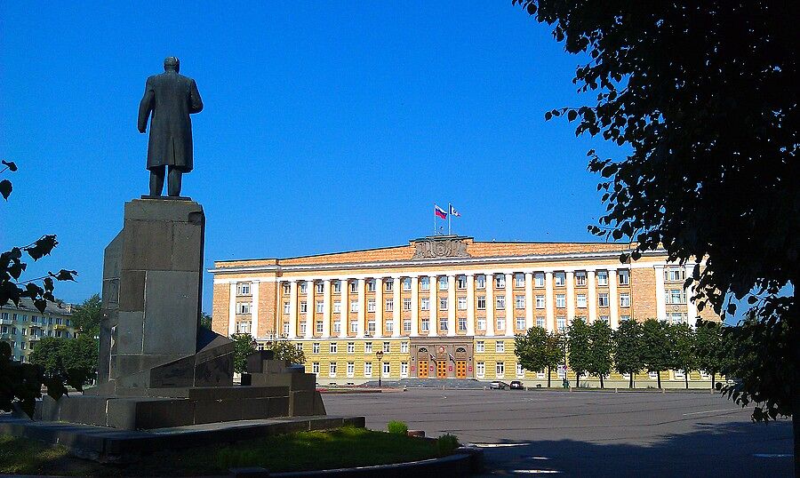Этого импозантного мужчину сложно не узнать, даже