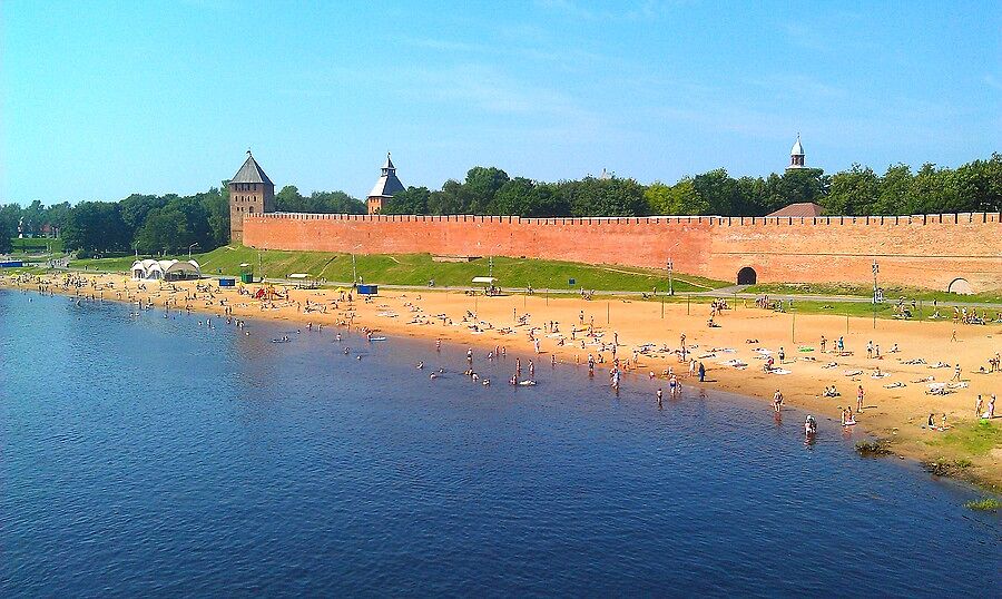 Новгород стоит на реке Волхов, которая протекает р