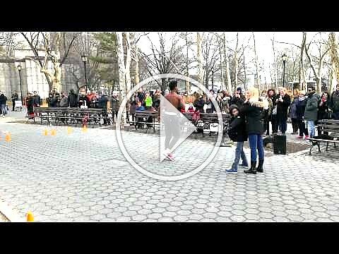 Уличное представление в Battery park