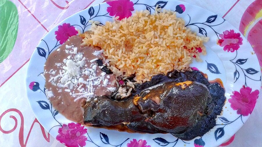 Pollo con mole: курица в соусе моле, который напом