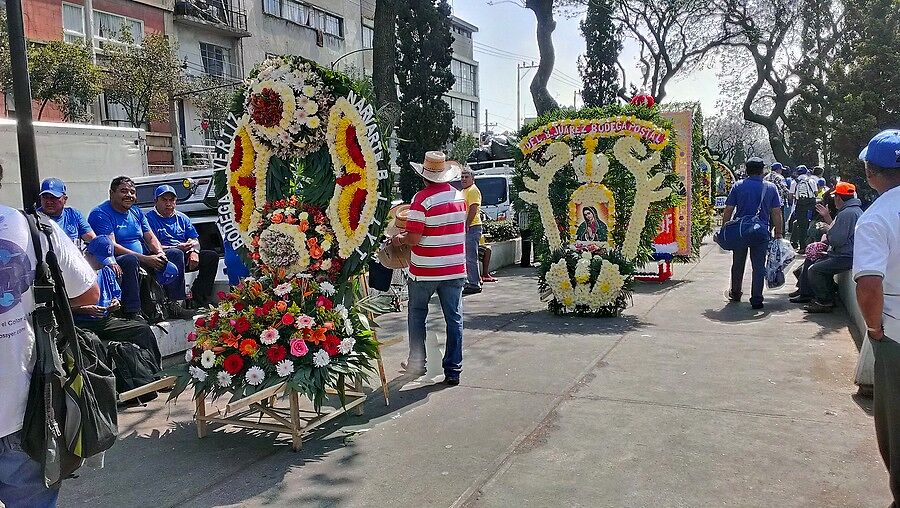 Несколько дней подряд наблюдаем из окна отеля пост