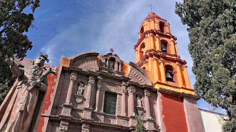 Храм Оратория (Templo del Oratorio) - яркий, наряд