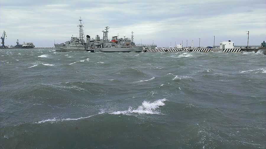 Море и впрямь оказалось что надо: волны, брызги во