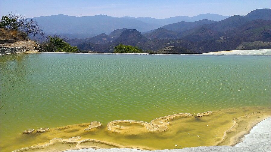 В бассейнах, коих тут несколько штук, вода прекрас