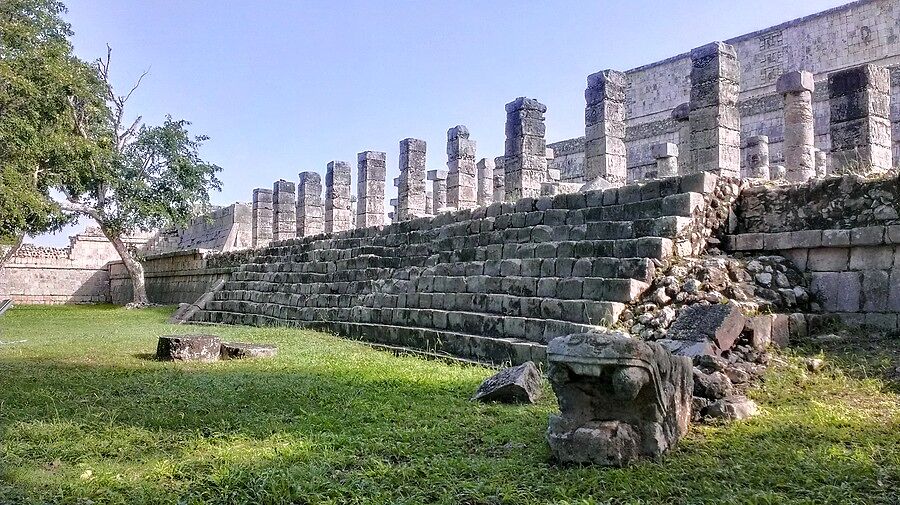 Площадь тысячи колонн (Plaza de las Mil Columnas).