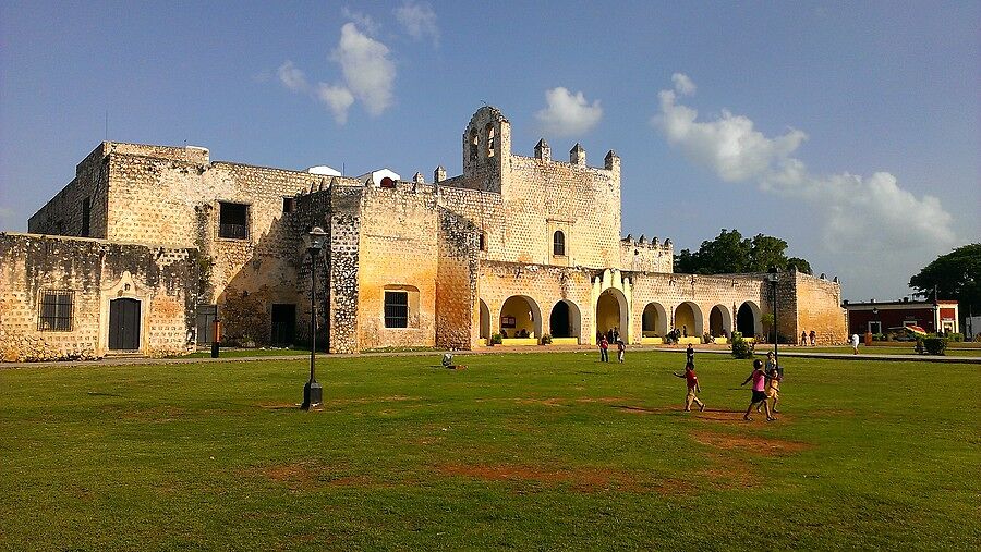 Монастырь сисаль (Convento de Sisal) в лучах заход